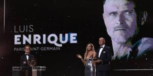 لويس إنريكي يحصد جائزة «يوهان كرويف» لمدرب العام 2025