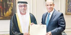 سفير الإمارات يقدم نسخة من أوراق اعتماده إلى وزير الخارجية المصري