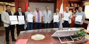 محافظ سوهاج يكرم عددا من أوائل المتدربين ببرامج مركز التنمية المحلية بسقارة