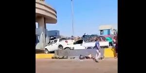 تريلا اقتحمت بوابة الرسوم، اللقطات الأولى لحادث تصادم السيارات بطريق بلبيس الإقليمي (فيديو)