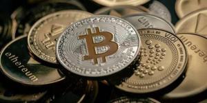 بيتكوين تتراجع دون 80 ألف دولار تحت ضغط بيانات الوظائف