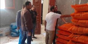 ضبط مخزن مواد غذائية غير مرخص وتحرير 649 محضرًا للمخابز والأسواق خلال حملة تموينية بأسيوط