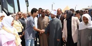 وزير الأوقاف ومحافظ الوادي الجديد يودعان أوائل الثانوية المتجهين لأداء مناسك العمرة