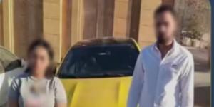 سار عكس الاتجاه وصدمه، ضبط قائد سيارة وفتاة بتهمة التعدي على عامل توصيل بالجيزة