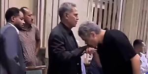 تقديرا واحتراما، معتمد جمال يقبل يد محمود سعد نجم الزمالك السابق