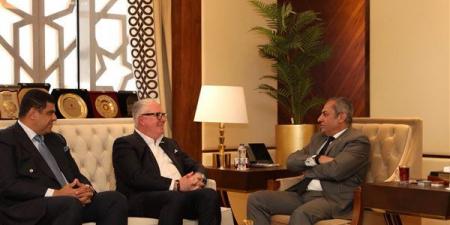 خالد عباس يتابع تنفيذ الأعمال في برج فوربس بالعاصمة الجديدة