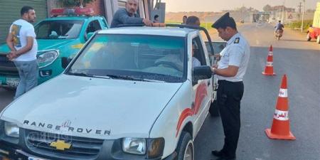 حملات مرورية بالغربية لضبط مخالفات نقل الركاب داخل الصندوق (صور)