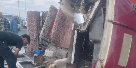 أسفر عن مصرع وإصابة 19 شخصا، المرور يرفع آثار حادث انقلاب سيارة العمالة بالمنوفية