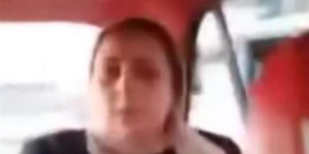 لساني مبرد، فيديو يوثق إهانة سيدة لسائق أوبر بالسب وبعد تصويرها وجهت له عبارة غريبة