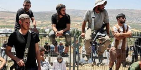 مستوطنون يهاجمون مزارعين فلسطينيين في قرية برقة شرق رام الله