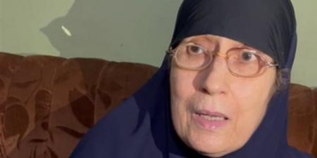 سردت القرآن كاملًا في جلسة واحدة، حكاية الحاجة سناء مع حفظ كتاب الله (فيديو)