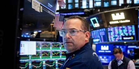 الأسهم الأمريكية تتراجع مع تصاعد التوترات وسط مكاسب شهرية قوية
