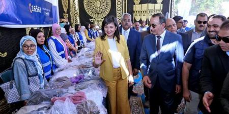 محافظ سوهاج ونبيلة مكرم يتفقدان القافلة الطبية الشاملة للتحالف الوطني