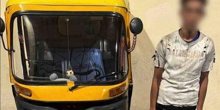السير عكس الاتجاه يشعل الخلاف، سائق توك توك يعتدي على قائد سيارة بالإسكندرية