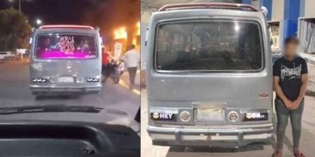 ضبط سائق ميكروباص وضع لافتات مضيئة بعبارات مسيئة في إمبابة
