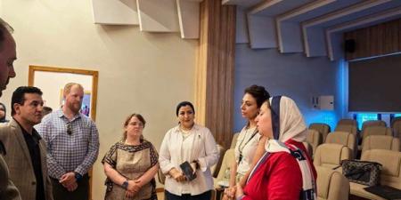 وفد السفارة الأمريكية يتفقد الركن الأمريكي بمكتبة مصر العامة بالمنصورة