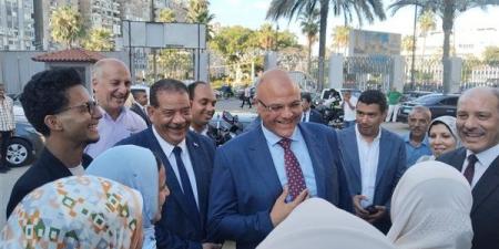 محافظ الإسكندرية يسلّم مستلزمات مدرسية لـ9500 أسرة من الأولى بالرعاية (صور)
