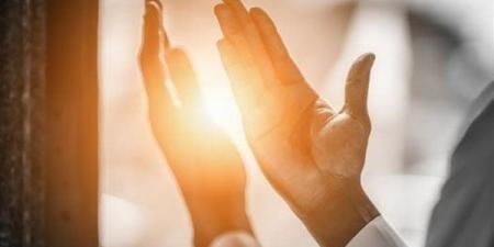 هل الملائكة ترد الدعاء على الظالم وتقول ولك بالمثل؟ أمين الفتوى يجيب (فيديو)