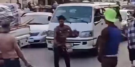مشاجرة بالأسلحة البيضاء في الهرم توقف حركة السيارات والأمن يفحص فيديو الواقعة