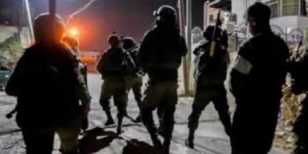 مستوطنون يحرقون مركبة فلسطيني في مسافر يطا جنوب الخليل