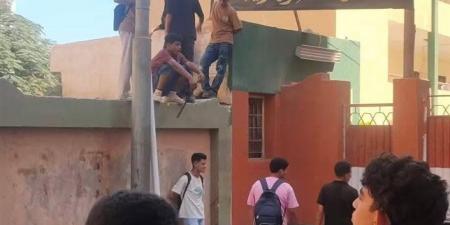 طلاب أعلى سور مدرسة شبين القناطر الثانوية للبنات، والتعليم: جارٍ تحديد هويتهم واتخاذ الإجراءات اللازمة