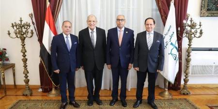بحضور إبراهيم محلب، أشرف عيسى يهنئ محمود أبو الذهب برئاسة مجلس الدولة