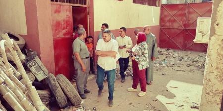 محافظ أسيوط يتابع سير العمل بشركة مياه الشرب وإدارة المخازن بالقوصية