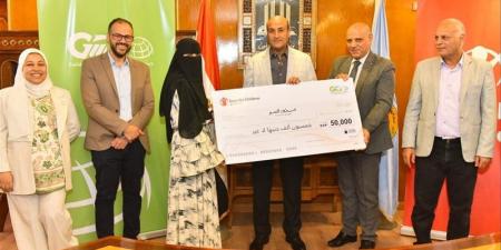 تشمل 52 أسرة، محافظ أسيوط يسلم الدفعة الأولى من تمويلات مشروع "جذور النمو"