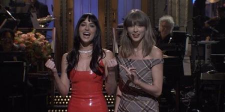 تايلور سويفت تفاجئ داكوتا جونسون في برنامج SNL.. وتسخر من علاقاتها العاطفية