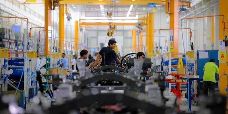 "الصناعة":
      حالتين
      يسمح
      فيهما
      بالترخيص
      للمصانع
      الواقعة
      خارج
      الأراضي
      المخصصة