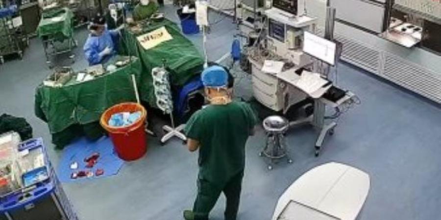 احتفاء صينى بجراح أصر على استكمال عملية دقيقة رغم حدوث زلزال.. فيديو