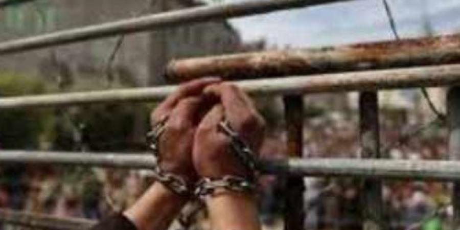فلسطين: عدد الأسرى من الضفة وصل لأكثر من 9 آلاف أسير فى سجون الاحتلال