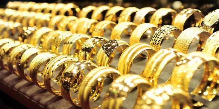 أهم أخبار الاقتصاد اليوم.. انخفاض أسعار الذهب وخدمات مجانية من البنوك