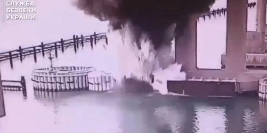 فيديو.. أوكرانيا تُفجّر جسر القرم عبر تفخيخ دعائمه من تحت الماء