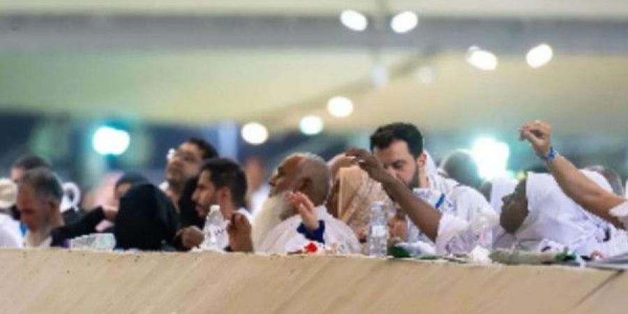 حجاج بيت الله يرمون الجمرات في منى صباح عيد الأضحى