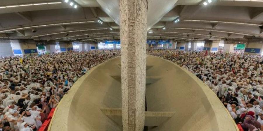 الحجاج يواصلون رمي الجمرات بأول أيام التشريق