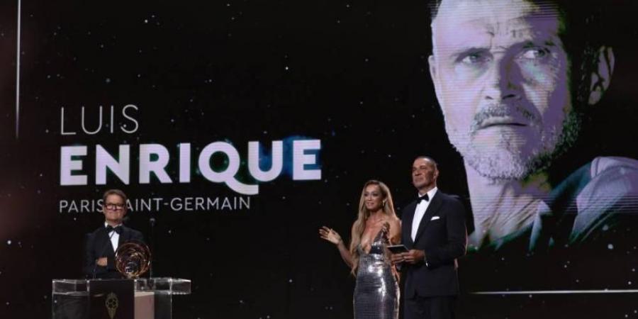 لويس إنريكي يحصد جائزة «يوهان كرويف» لمدرب العام 2025