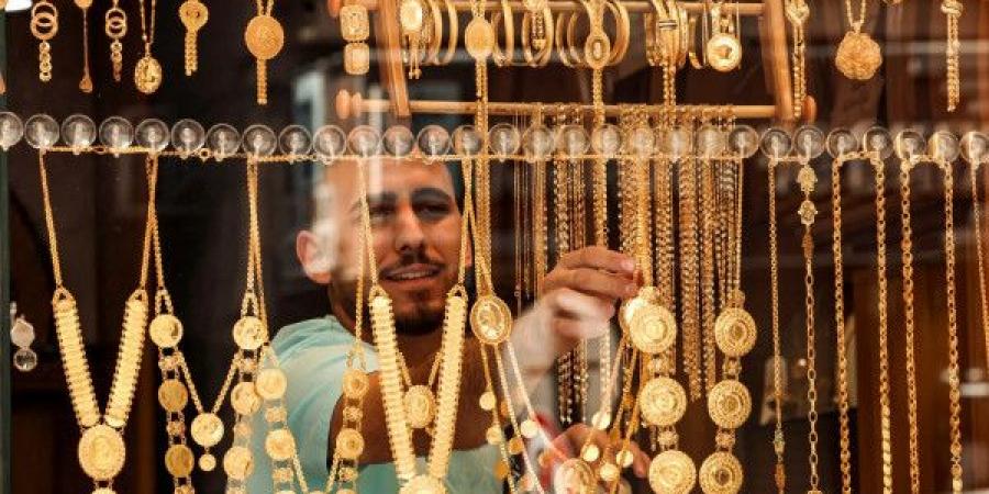 الذهب يحافظ على قوته والدولار تحت الضغط حتى 2026