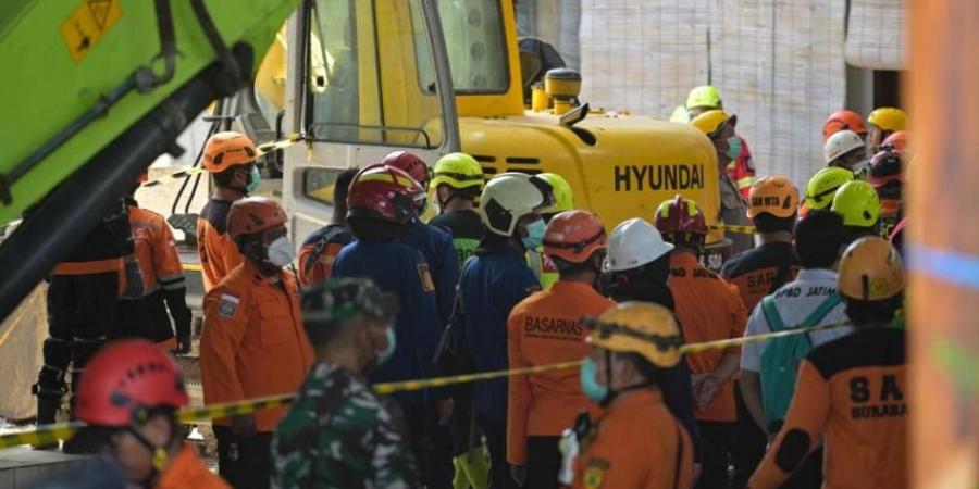 91 شخصاً عالقون تحت أنقاض مدرسة إندونيسية