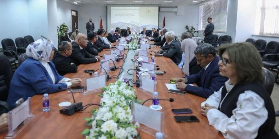 مصطفى يطّلع على الخطط والجاهزية للعمل في قطاع غزة فور وقف العدوان