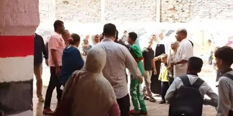 غضب يشتعل في مصر: أولياء أمور يعتدون بوحشية على مُعلم بسبب "مقعد أمامي"
