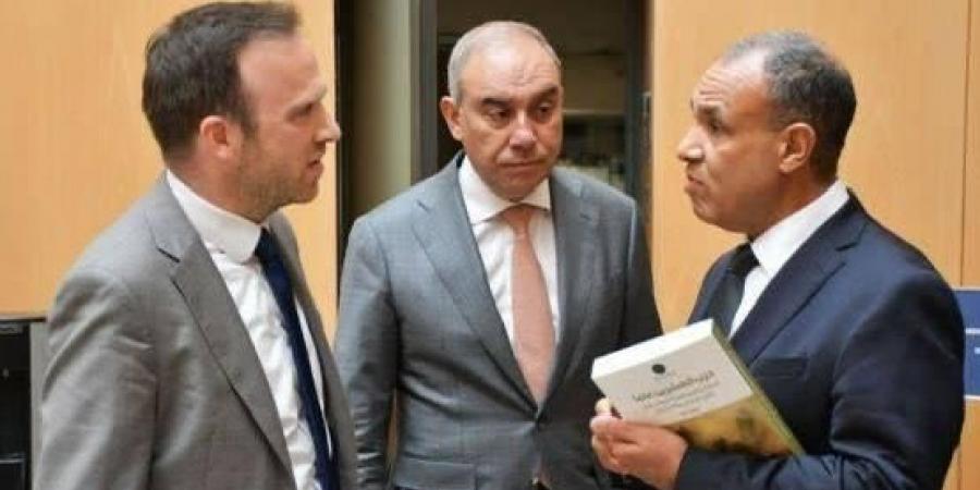 لغز كتاب ظهر في يد وزير الخارجية المصري بفرنسا.. ما القصة؟