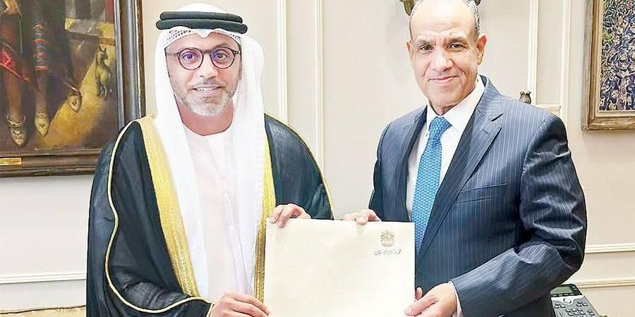 سفير الإمارات يقدم نسخة من أوراق اعتماده إلى وزير الخارجية المصري