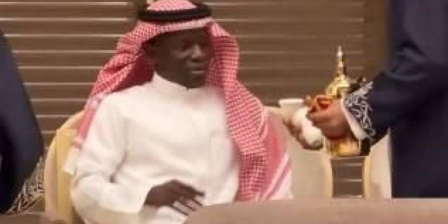بالزي السعودي.. كانتي يحضر حفل زفاف زميله معاذ فقيهي (فيديو)