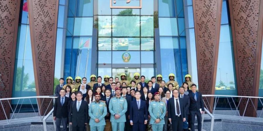 وفد سنغافوري يطلع على ابتكارات الدفاع المدني في دبي