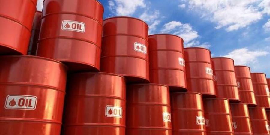 النفط يغلق مرتفعاً عالمياً لكنه يسجل خسائر أسبوعية 8%