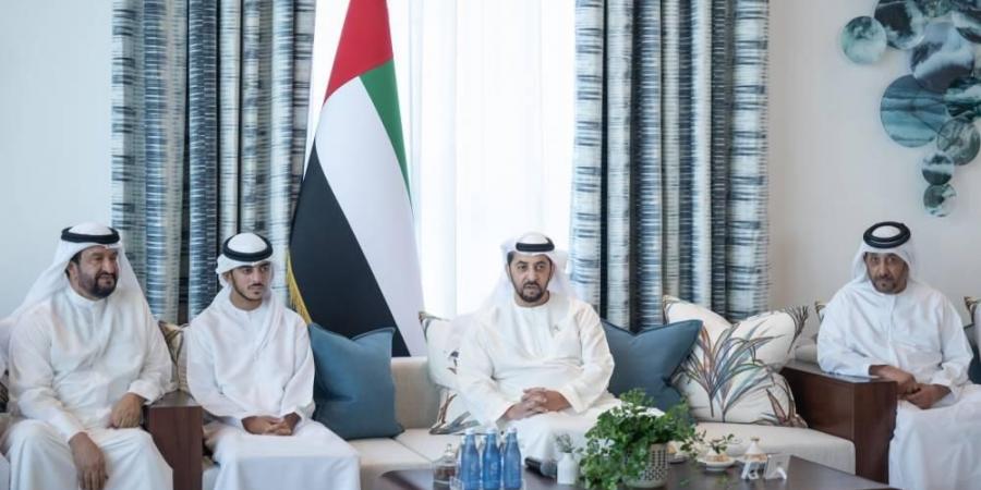 حمدان بن زايد يكرّم داعمي الهلال الأحمر ويستقبل المواطنين في قصر الظنة