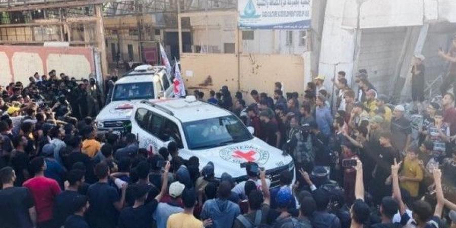 حماس تسلم جثامين 4 محتجزين إسرائيليين والجيش الإسرائيلي يعتبر الخطوة إخلالًا بالتزاماتها