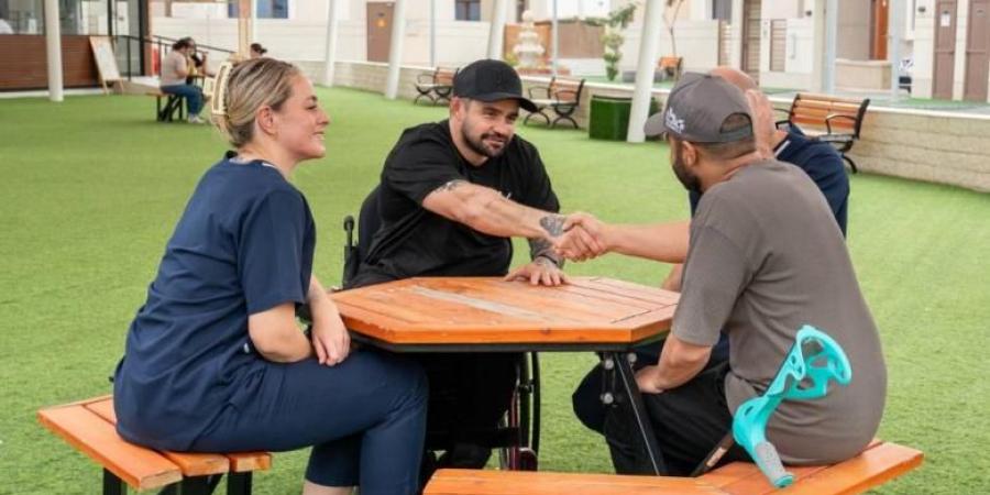 «أمانة للرعاية» تعالج شاباً مصاباً بالشلل وتمنحه الأمل