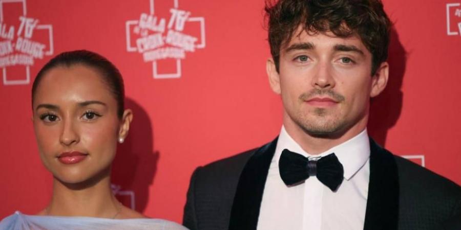 سائق فيراري يعلن خطوبته بخاتم بنصف مليون دولار